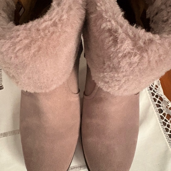 UGG Suede and Shearling Block Heeled Boots with Fur Trim Size 9 NWOT - Picture 4 of 7